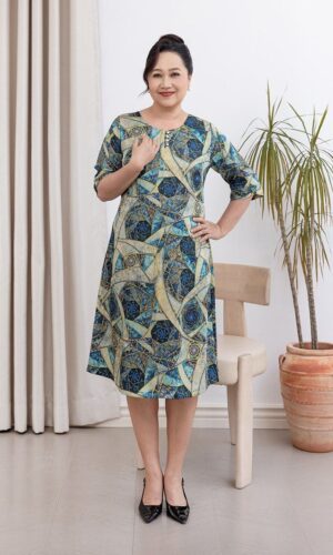 Alternative view of Đầm suông cổ xẻ kết nút trắng thủy tinh họa tiết sắc vũ trụ, tay lỡ có bo 5609/5.296