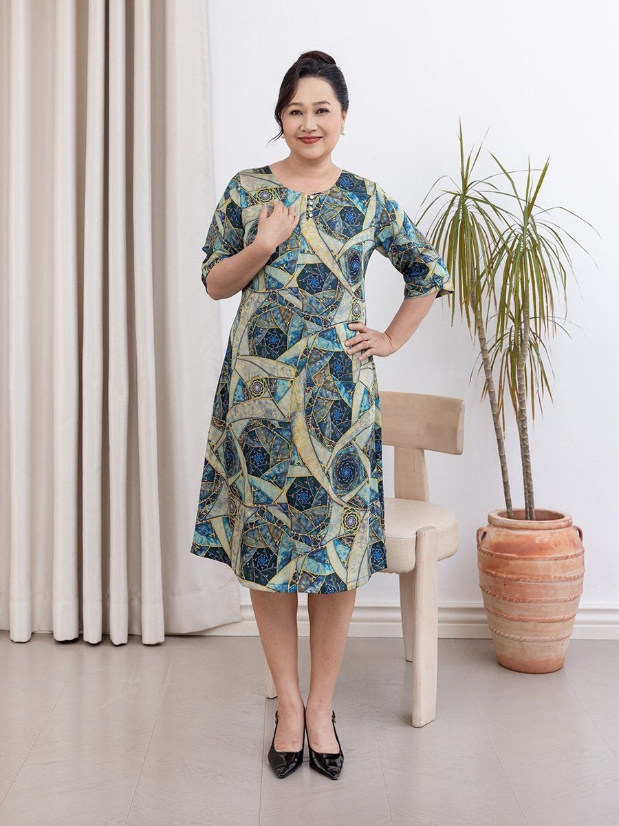 Đầm suông cổ xẻ kết nút trắng thủy tinh họa tiết sắc vũ trụ, tay lỡ có bo 5609/5.296 - Ảnh 2